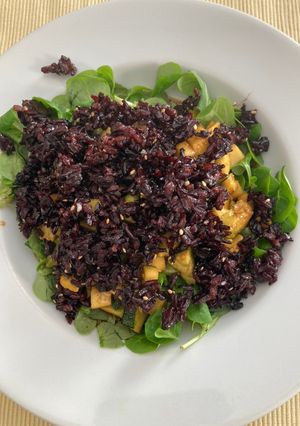 Una foto de Ensalada crujiente de arroz salvaje y rúcula