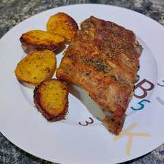 Una foto de Costillas especiadas con patatitas al horno