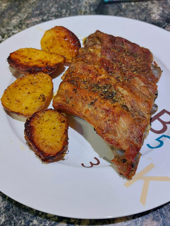 Una foto de Costillas especiadas con patatitas al horno