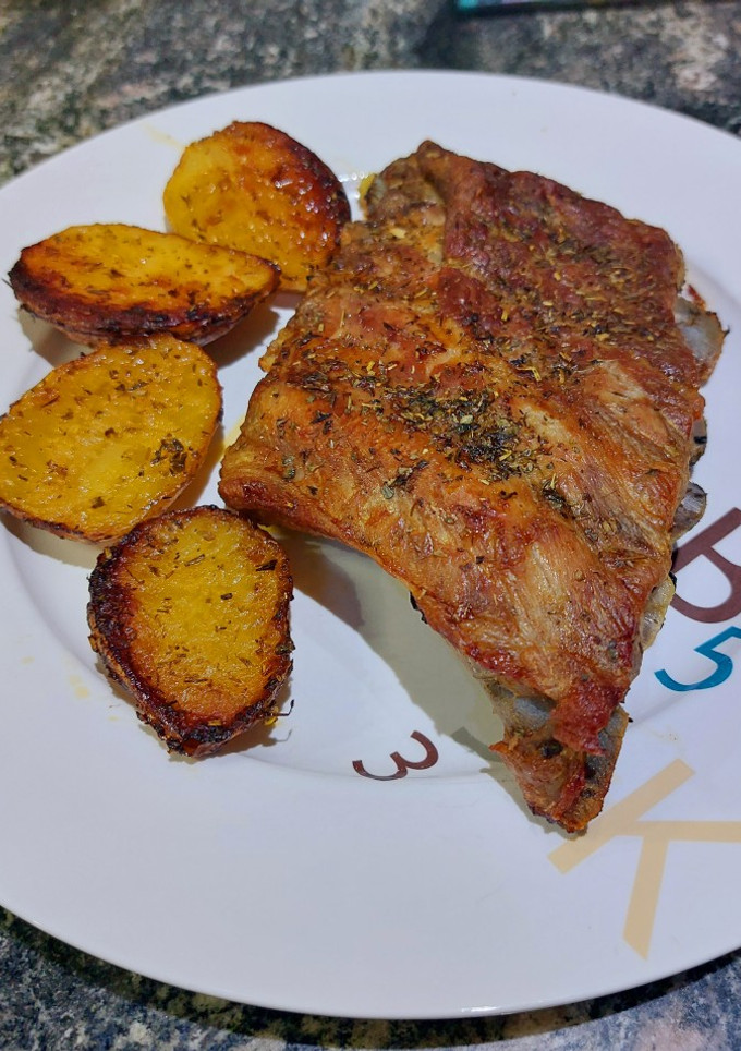 Una foto de Costillas especiadas con patatitas al horno