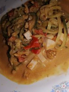Una foto de Spaghettis de calabacín en salsa