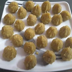 A picture of Besan Modaks.