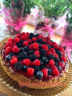 Una foto de New York Cheesecake con frutas del bosque - tarta de cumpleaños 🎂