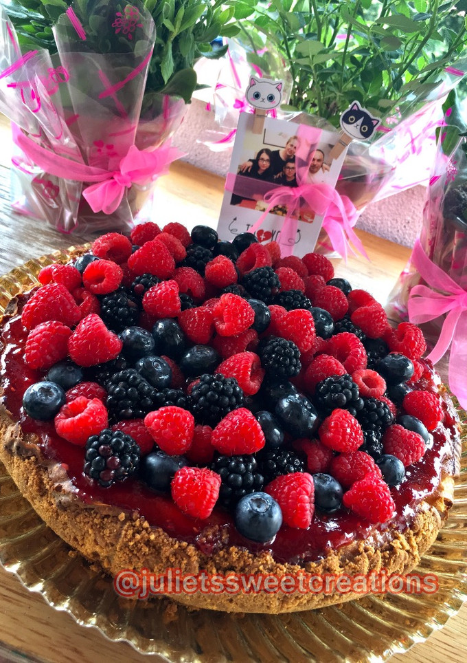 Una foto de New York Cheesecake con frutas del bosque - tarta de cumpleaños 🎂