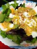 Ensalada muy completa con nueces y vinagreta de mostaza y nuez