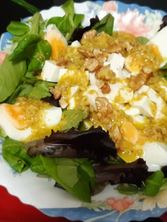 Una foto de Ensalada muy completa con nueces y vinagreta de mostaza y nuez