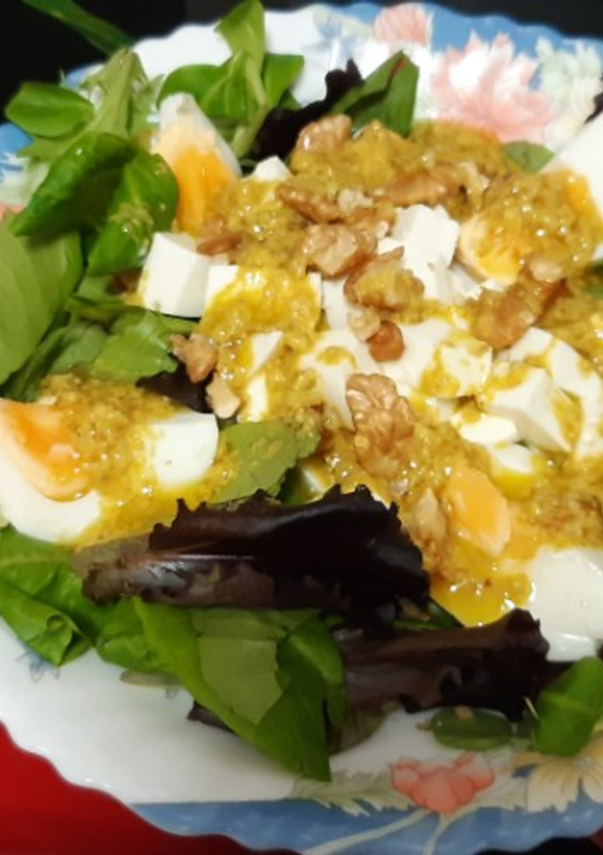 Una foto de Ensalada muy completa con nueces y vinagreta de mostaza y nuez