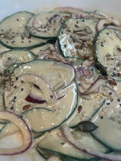 Una foto de Ensalada de pepino, queso y soja