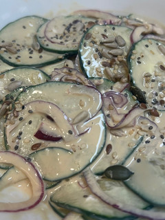 Una foto de Ensalada de pepino, queso y soja