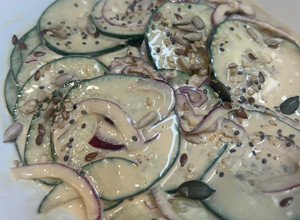 Foto principal de Ensalada de pepino, queso y soja
