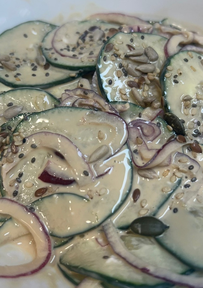 Una foto de Ensalada de pepino, queso y soja