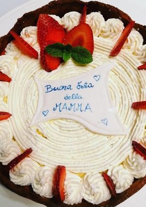 Foto di Torta Chantilly alla francese con crema al limone e fragole
