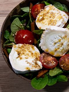 Une photo de Salade de chèvre et lardons de tofu