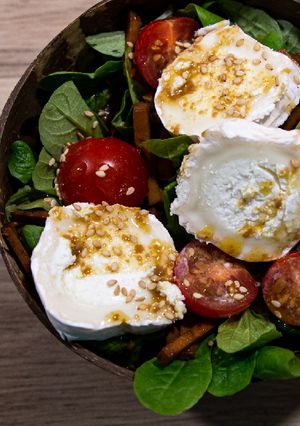 Une photo de Salade de chèvre et lardons de tofu
