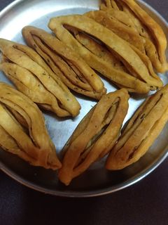 करेला निमकी (karele nimki recipe in Hindi) रेसिपी मुख्य फोटो