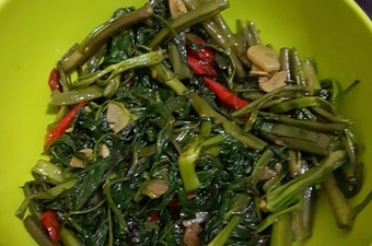 Resep Cah kangkung cabai bawang yang Menggugah Selera