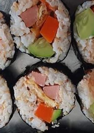 Hình của món Cơm cuộn kim chi.