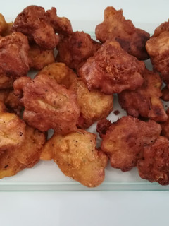 Una foto de Buñuelos de calabacín y salchichas