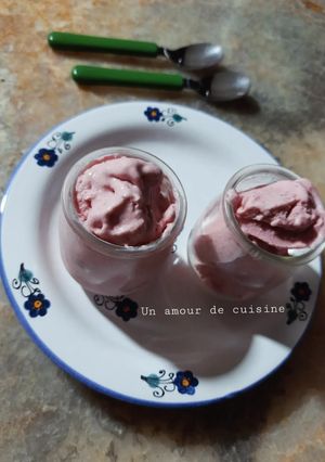 Une photo de Glace au yaourt et aux fraises surgelées 🍧