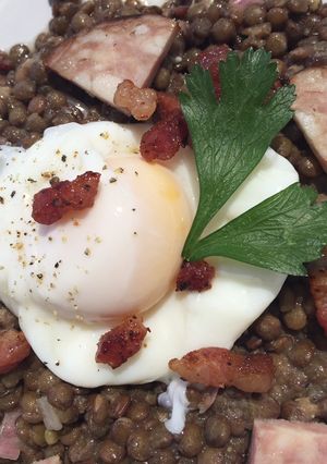 Une photo de Salade de lentilles œuf poché saucisse de morteau et petits lardons