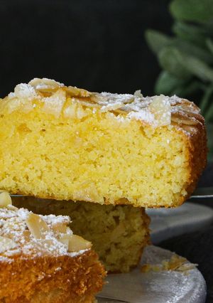 A picture of Almond Cake.