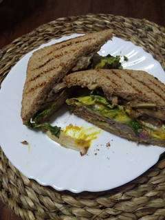 Una foto de Hamburguesa de ternera con queso azul y champiñón