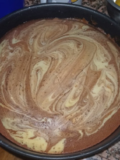Una foto de Bizcochuelo marmolado esponjoso y húmedo