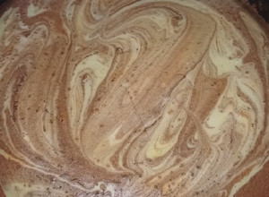 Una foto de Bizcochuelo marmolado esponjoso y húmedo