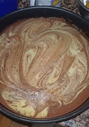 Una foto de Bizcochuelo marmolado esponjoso y húmedo