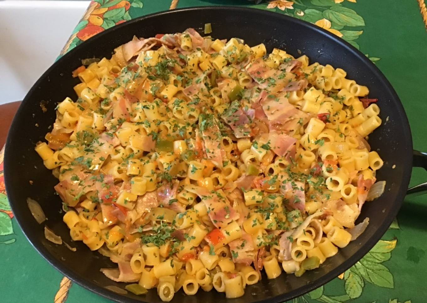 One pot pasta poivron, tomates, pancetta, oignon, origan
