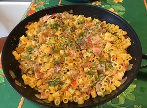 Une photo de One pot pasta poivron, tomates, pancetta, oignon, origan