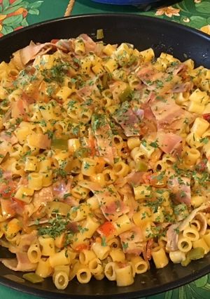 Une photo de One pot pasta poivron, tomates, pancetta, oignon, origan