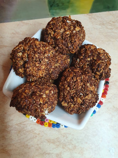 Una foto de Galletitas de banana, avena y chocolate