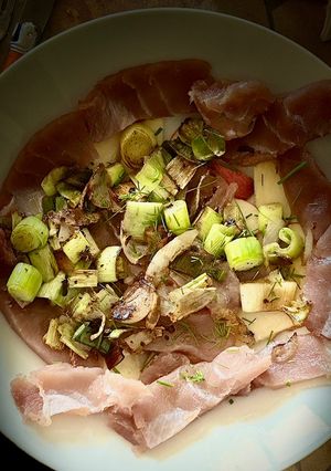 Une photo de Assiette de thon cru réchauffé