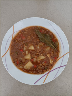 Una foto de Lentejas de verdura y patata