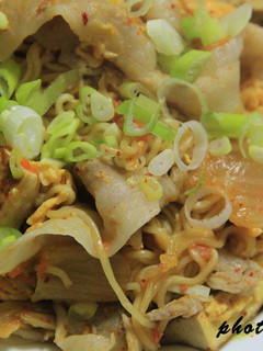 "泡菜豆腐豬肉炒泡麵 的食譜成品照片