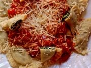 Una foto de salsa con salvia para pastas