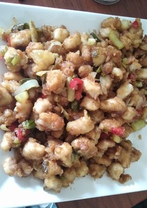 Una foto de Pollo rebozado con vegetales 🍗👍