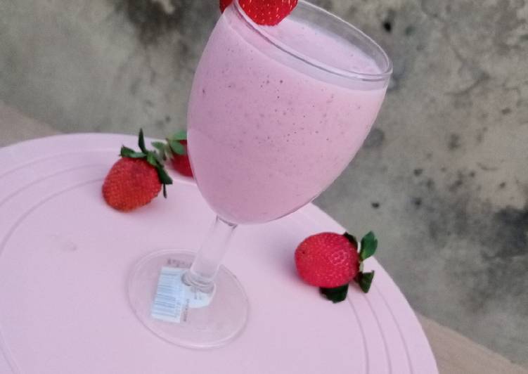 Step-by-Step Guide to Make Strawberry Smoothie