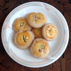 A picture of Naan khatai with pista.