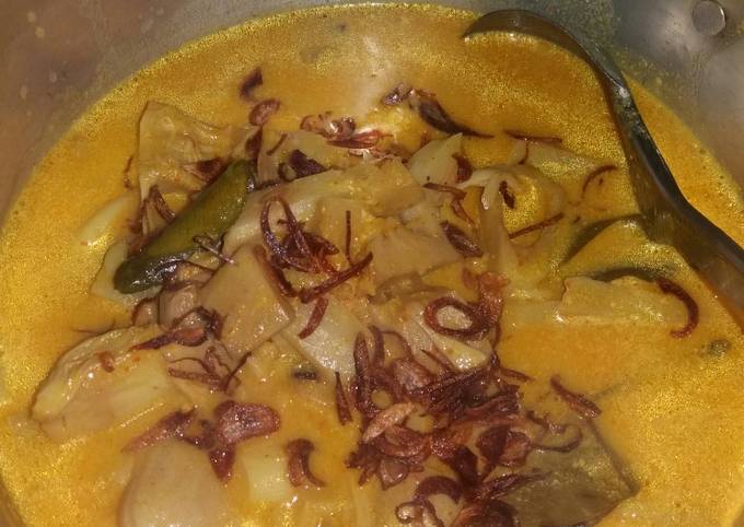 Gulai nangka (ceker & kepala ayam)