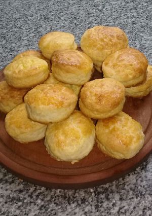 Una foto de Scones con queso