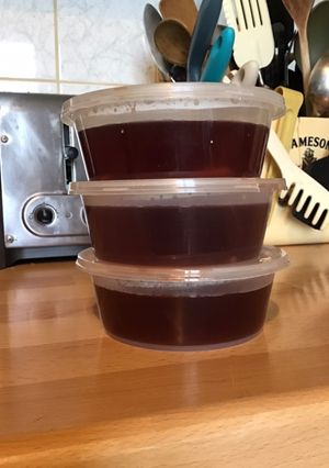 Une photo de Bouillon rose anti gaspi à la betterave rouge,oignon et basilic pourpre