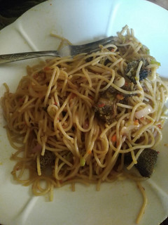 A picture of Stir fried spaghetti.