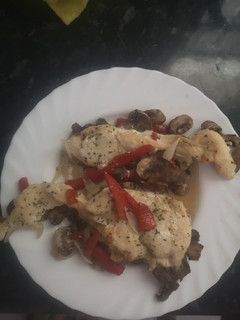 Una foto de Pollo al horno con champiñones