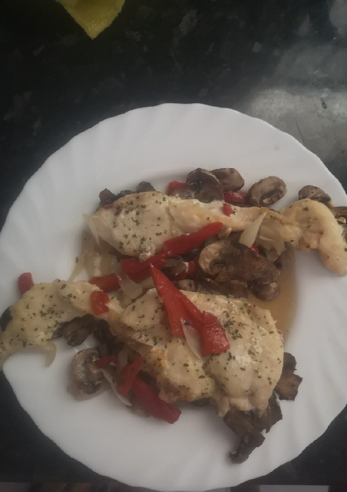 Una foto de Pollo al horno con champiñones
