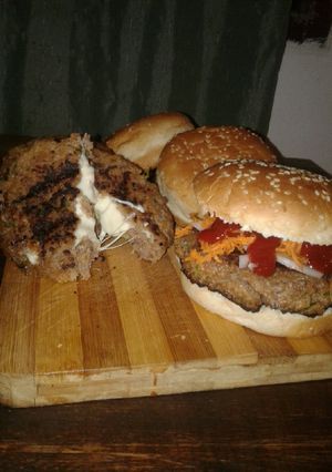 Una foto de Hamburguesas caseras rellenas de queso 🍔😲