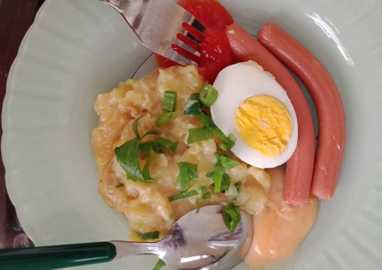 Cheese mashed potatoes with sausage egg mayo