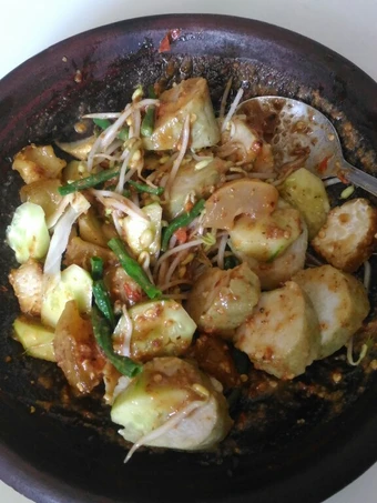 Cara Mudah Membikin Resep Rujak meduro petis merah yang Lezat Anti Ribet, Bikin Ngiler