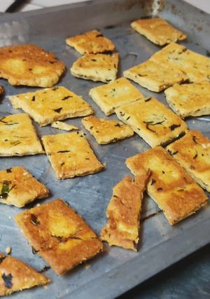 A picture of Cheese masala biscuits.